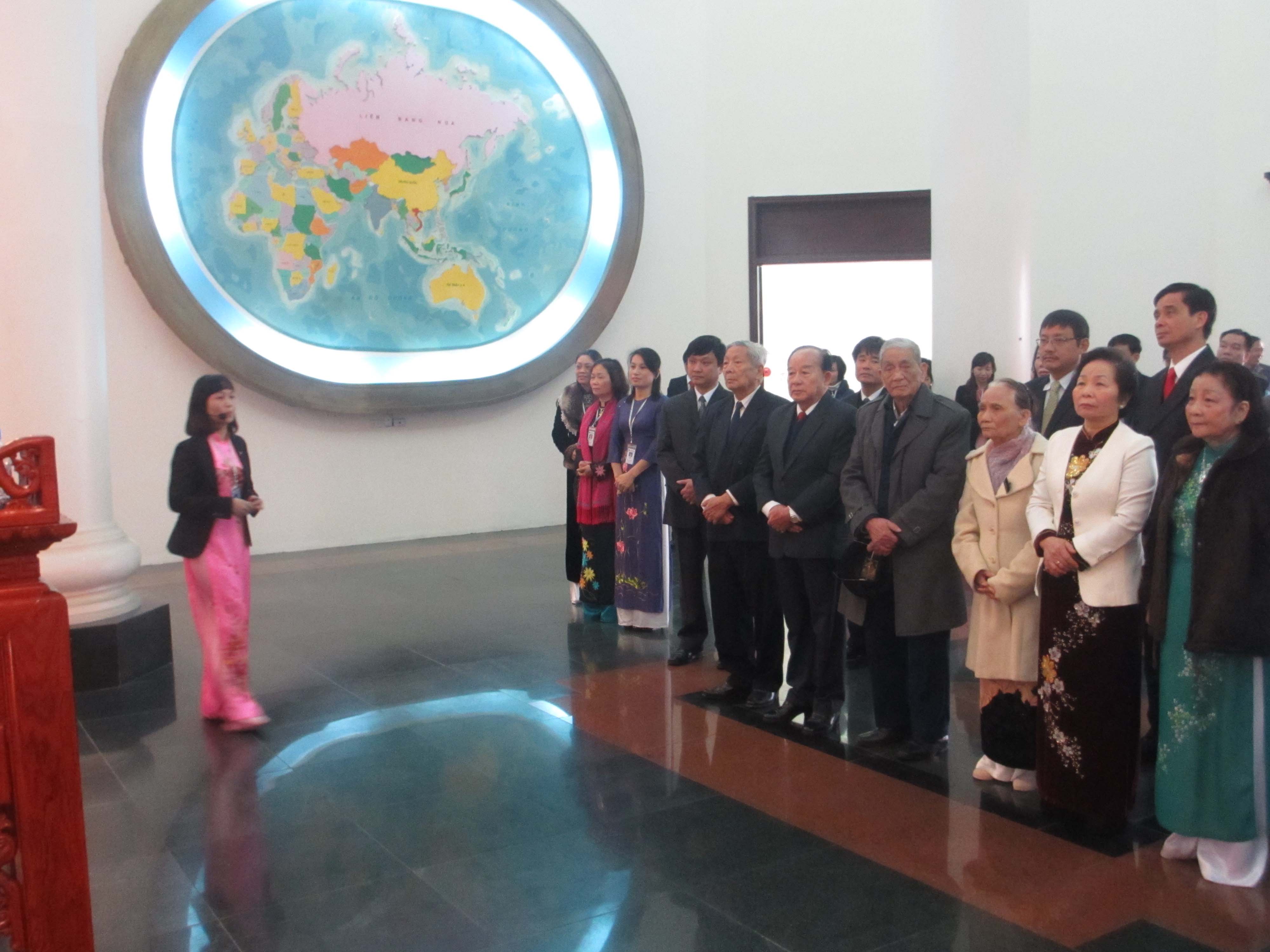 Phó Chủ tịch nước Nguyễn Thị Doan tham quan Bảo tàng Hàng không